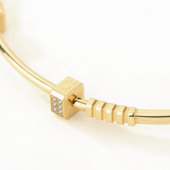 Unlock 18K Gold Pendant Bangle