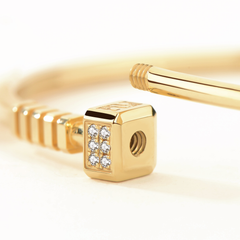 Unlock 18K Gold Pendant Bangle