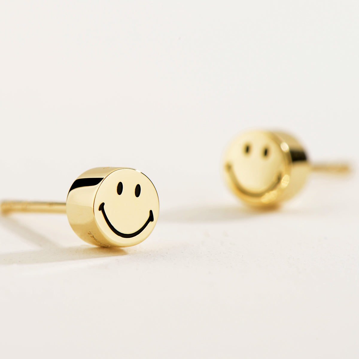 KKLUExSMILEY® Smiley Charm Gold Earrings