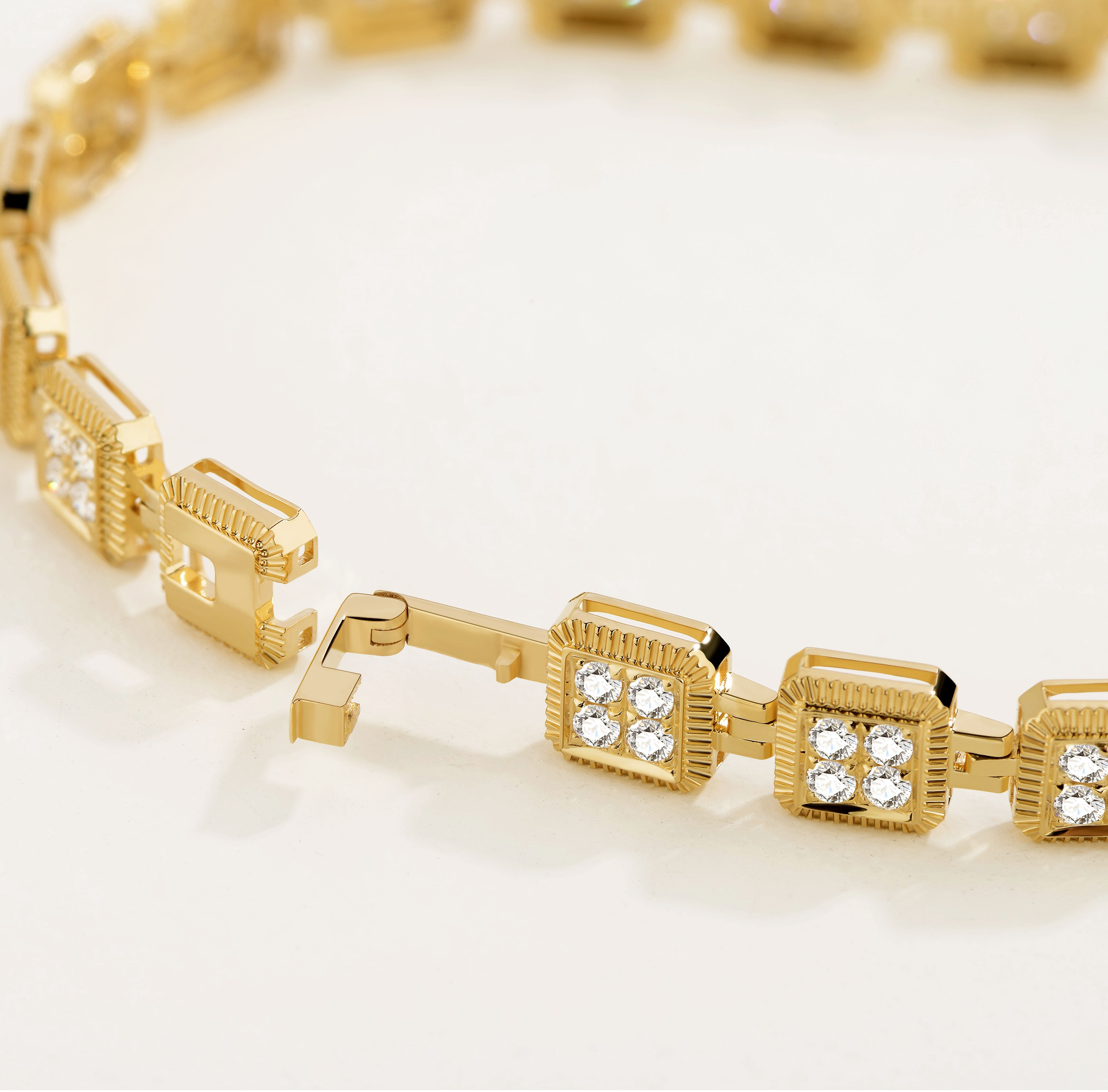 Unlock-18K Diamond Infinte Lock Gold Bracelet